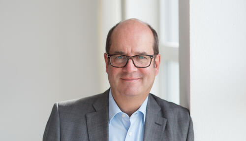 Portrait of Dr. Lutz Weisser, international airport consultant and inventor of Solar Apron
